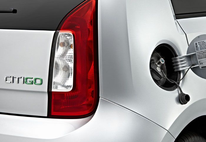 Τα πράσινα γράμματα στο λογότυπο και κυρίως η υποδοχή για αντλία φυσικού αερίου, υπογραμμίζουν την ιδιαιτερότητα της έκδοσης.